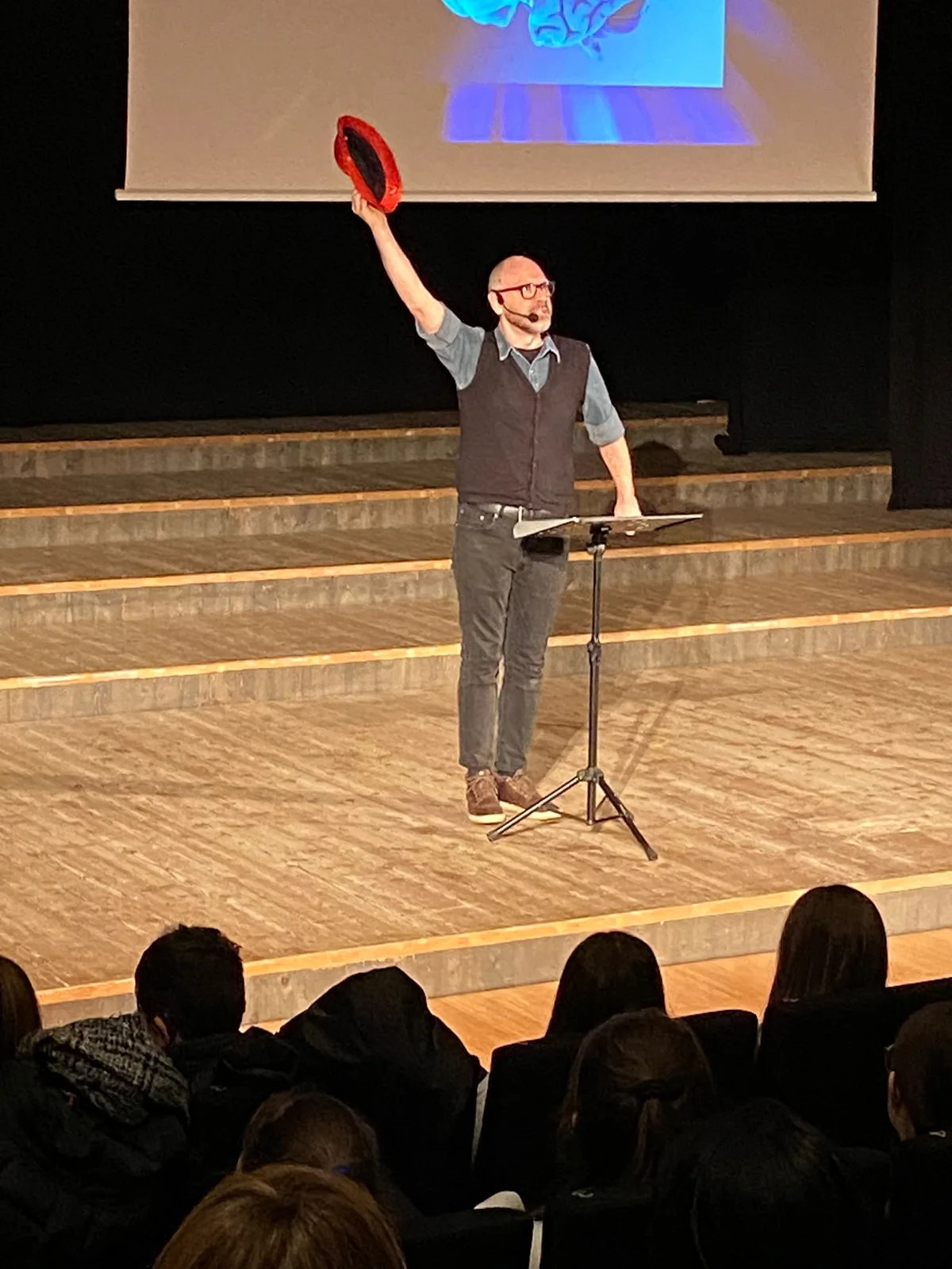 Fabrizio Palma in scena con il cappello rosso