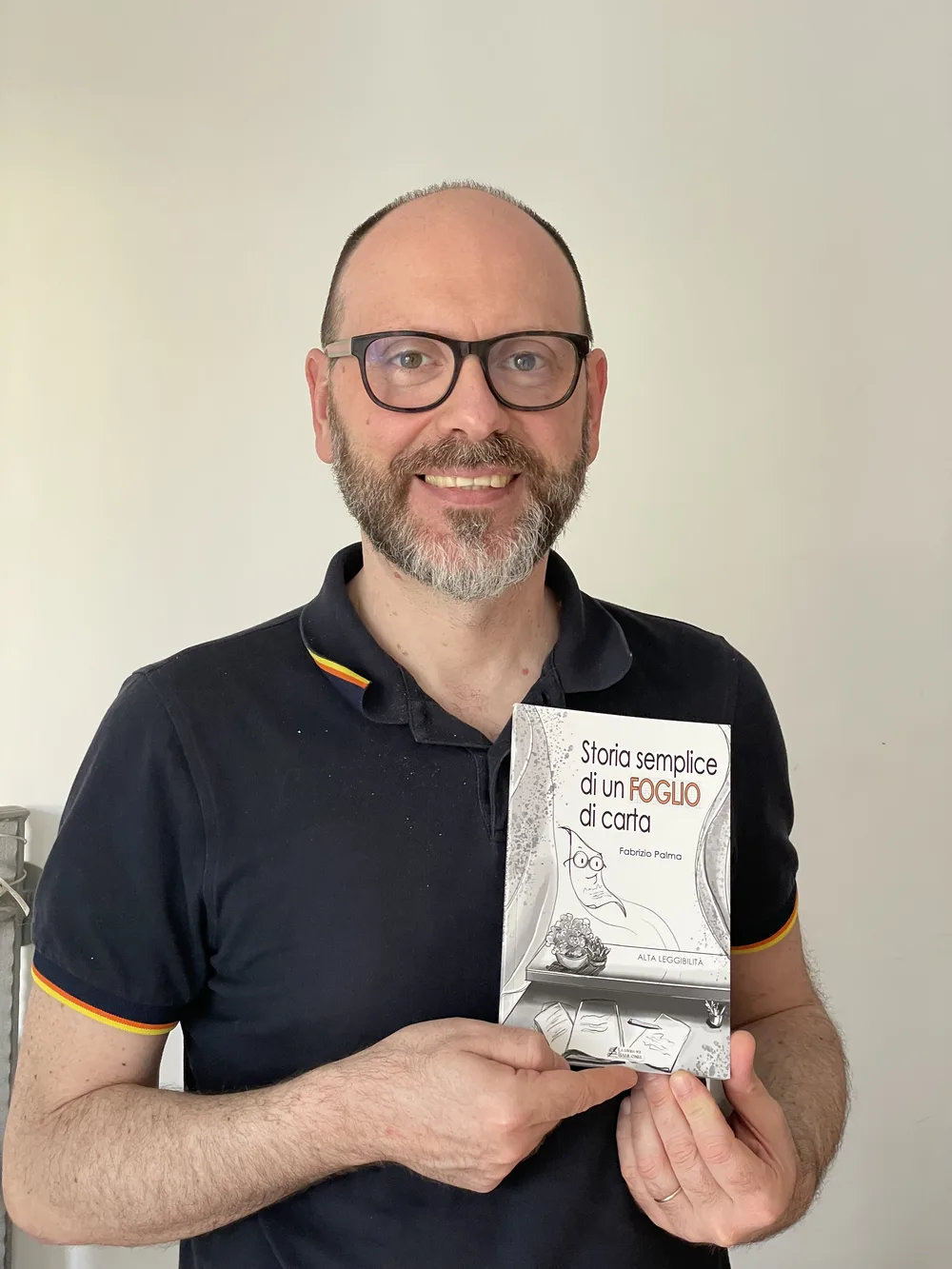 Fabrizio Palma con uno dei suoi libri