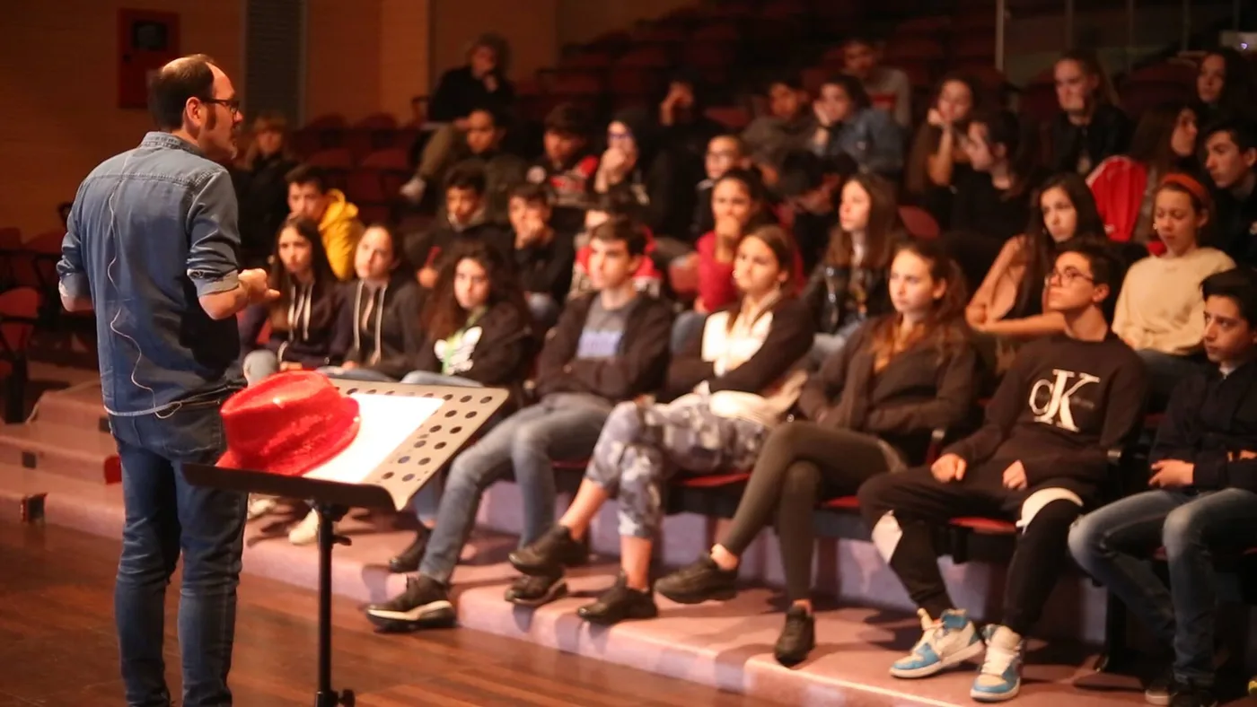 Fabrizio Palma con un gruppo di ragazzi