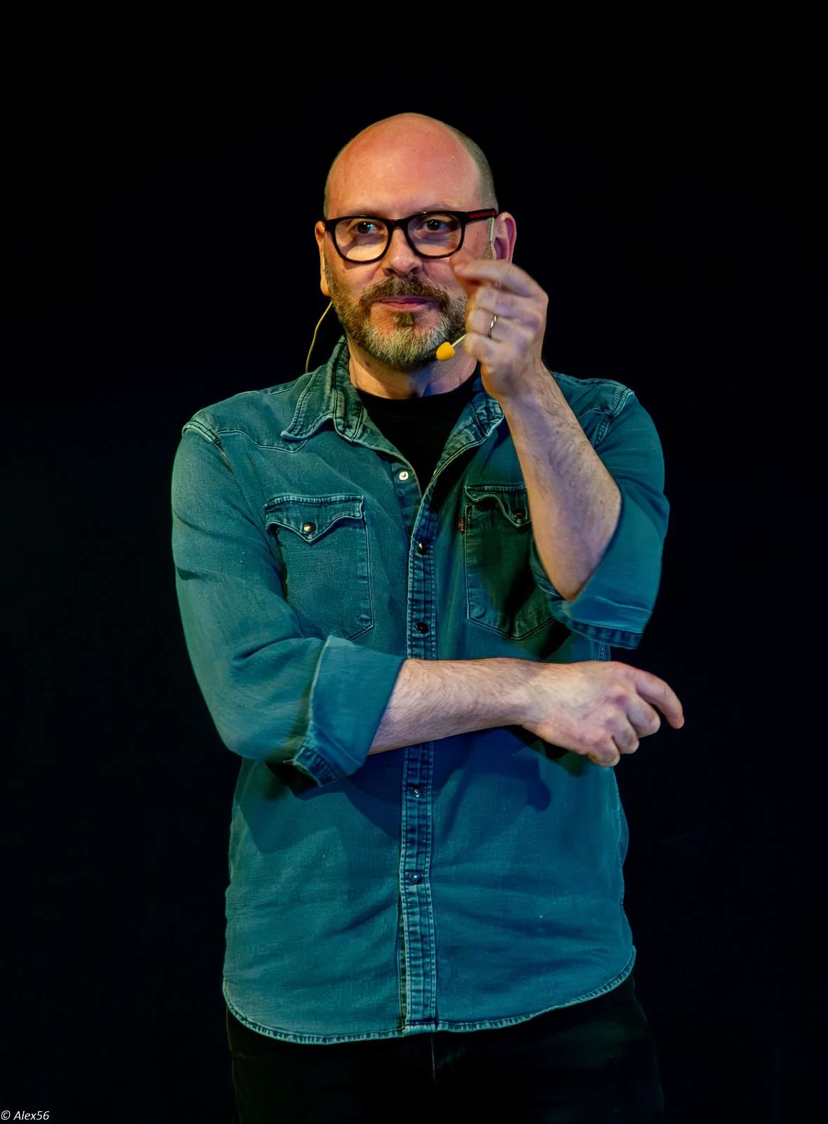Fabrizio Palma sul palco durante uno spettacolo