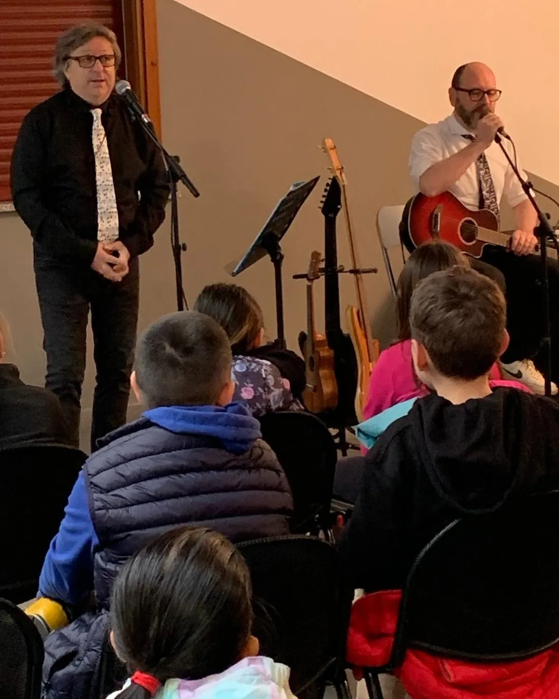 Fabrizio Palma con la chitarra e Giuseppe Boron in scena davanti ai bambini
