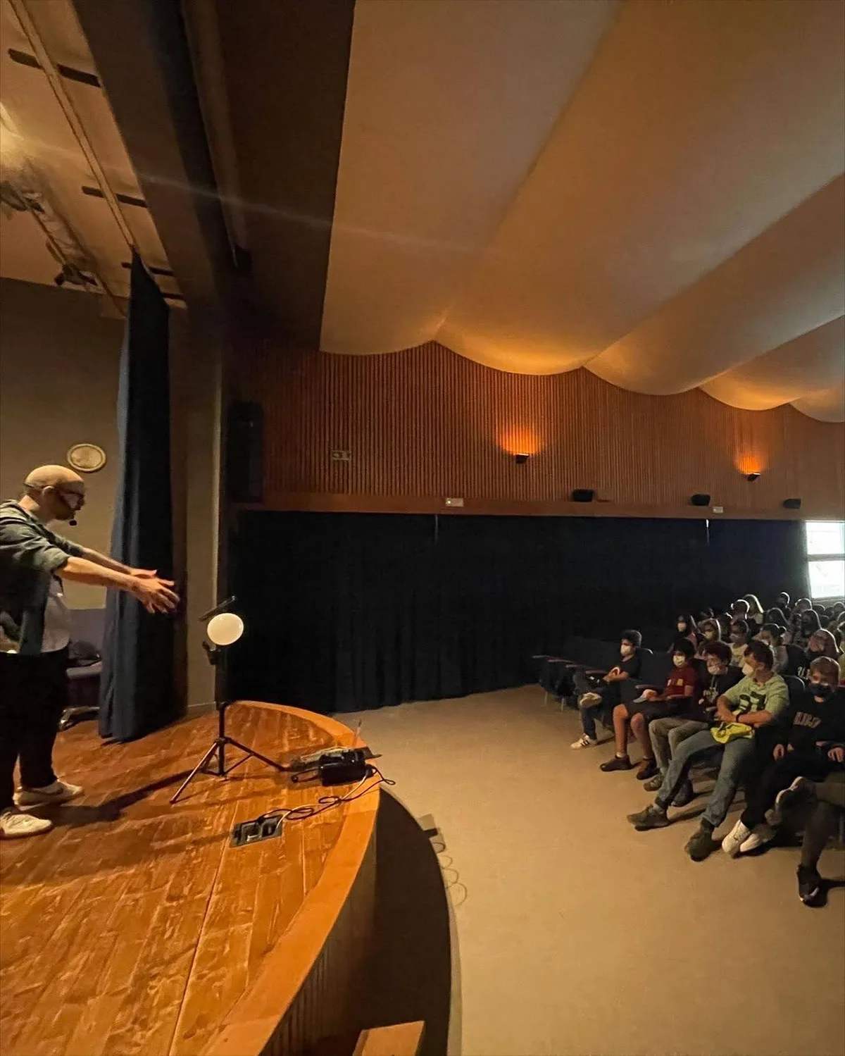 Fabrizio Palma in scena con il palloncino bianco davanti al pubblico