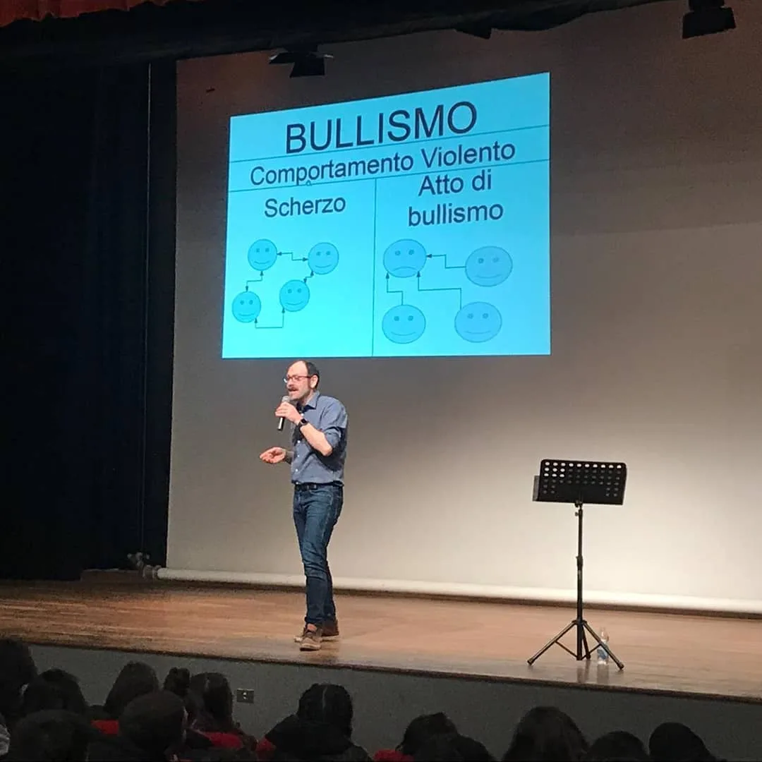 Fabrizio Palma in scena davanti alla proiezione sul bullismo